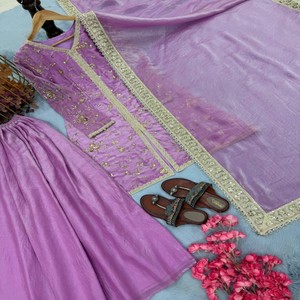 Ensemble haut et pantalon palazzo VASTRA COTTAGE en pure soie avec manches brodées de sequins, rivets et perles, et dupatta brodée sur quatre côtés - Product Image 2