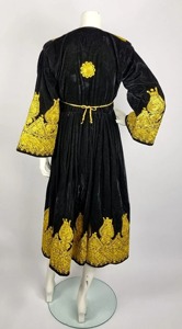 Vestido largo tradicional afgano con vibrante bordado de mosaico, falda acampanada de longitud completa y detalles con efecto espejo. - Product Image 4