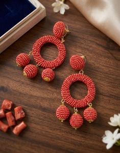 Pendientes de botón geométricos clásicos para mujer, chapados en oro, con cuentas de coral - Product Image 1