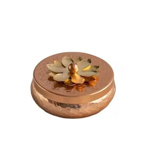 Pot à bougie en métal fait main de luxe avec finition texturée pour une présentation élégante des bougies et une décoration de table - Product Image 3