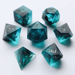 Dés de jeu équilibrés faits à la main en résine de style designer, 7 pièces, durables, écologiques, thème aventure, Tradebyd - Product Image 1