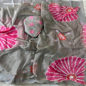 Sari en tabby doux de qualité supérieure avec imprimé numérique, travail de miroir artisanal, bordure festonnée et pallu latkan - Blouse imprimée - Exportateur indien - Product Image 1