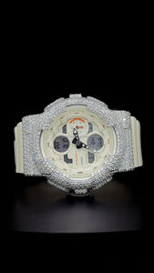 Montre G-Shock modèle GMA S140 blanche avec lunette en moissanite sertie de diamants, look premium, montre antichoc avec boîtier amovible en diamant. - Product Image 2