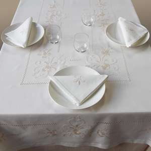 Mantel de Algodón Blanco Personalizado al por Mayor con Bordado de Flores Beige, Lavable, para Uso en el Hogar, Restaurantes y Fiestas - Product Image 3