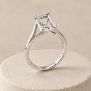 Anillo de Plata de Ley 925 Sólida con Corte Esmeralda de 10x8mm, Montura Semi-Engastada Tipo Catedral Norte-Sur con Diseño de Barra en X de 4 Puntas - Product Image 4