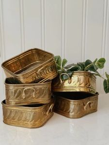 Macetero Metálico de Diseño para la Colección de Accesorios Premium para el Hogar, que Ofrece una Elegante Solución para la Presentación de Plantas - Product Image 4