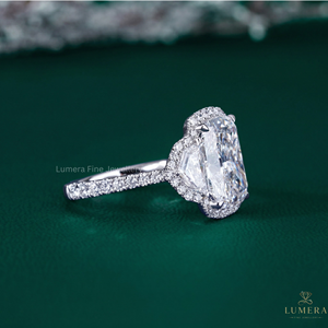 Bague de fiançailles en diamant taille coussin avec pierres latérales Cadillac et rondes, couleur D-E, clarté VS1, or 18 carats, pierre de luxe - Product Image 4