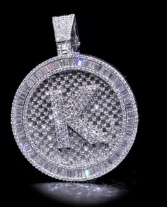 Colgante Clásico de Moissanita con Corte Brillante y Baguette en Plata 925 con Engaste de Canal, Unisex, para Uso Diario, Forma Redonda - Product Image 1