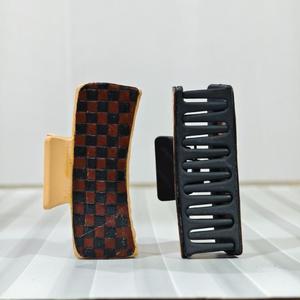 Pinza de Pelo Vintage de Resina con Diseño Floral, Accesorio de Moda para Mujer, Cuadros Negros - Product Image 1