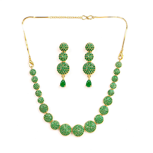 Conjunto de collar y aretes chapados en oro verde esmeralda, hechos a mano en latón, para novias y fiestas de boda. - Product Image 1