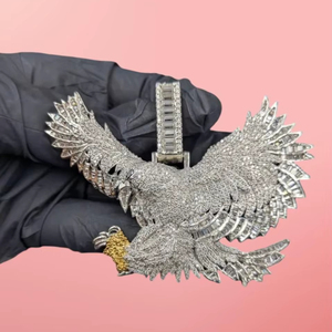 Collar con Colgante de Águila Iced Out en Tono Plateado con Moissanita, Amuleto de Águila Voladora Estilo Hip Hop - Product Image 1