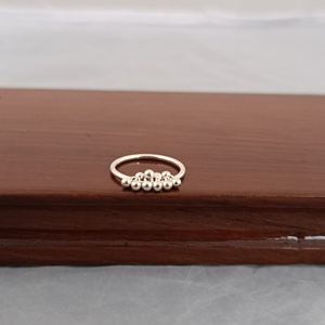 Bague en argent fin avec perles, élégante, minimaliste, moderne, pour femme, à porter au quotidien, idéale pour les fêtes, cadeau, bijoux - Product Image 2