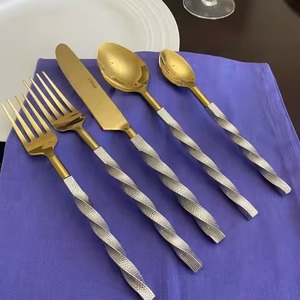 Ensemble de couverts de cuisine et de salle à manger en métal, cuillère et fourchette de service Duo, conçus pour une expérience d'accueil élégante - Product Image 2