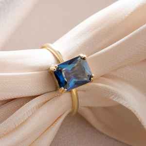 Bague solitaire en tanzanite bleu profond taille émeraude, argent sterling 925 plaqué or 14 carats, bijou moderne et minimaliste - Product Image 3