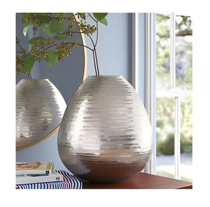 Jarrón de Aluminio con Diseño Floral para Decoración Residencial Premium, Estilo Contemporáneo y Ambiente Hogareño Elegante - Product Image 2