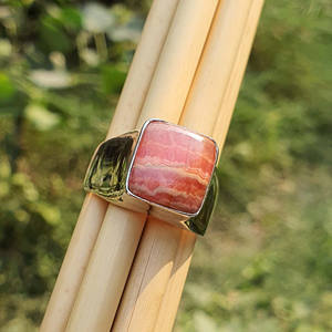 แหวนเงินแท้ 925 ประดับโรโดโครไซต์สีชมพู ดีไซน์โดดเด่นสำหรับผู้ชาย เหมาะสำหรับเป็นของขวัญในงานแต่งงานหรือหมั้น - Product Image 1