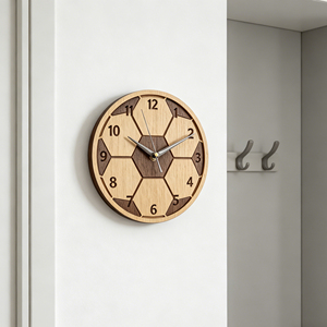 Horloge murale analogique silencieuse à quartz de 12 pouces, motif géométrique découpé en MDF sur le thème du football, design sportif moderne, décoration pour la maison et le bureau - Product Image 3