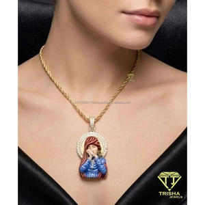 Colgante de Lujo Estilo Hip Hop con Figura Femenina Orando, Diamante Moissanita y Plata de Ley 925 Esmaltada - Product Image 5