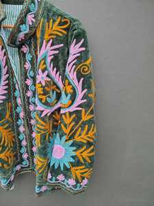 Chaqueta de terciopelo para mujer, estilo bohemio moderno con una lujosa combinación de artesanía tradicional, color verde oliva, con estampado floral étnico, abrigo de invierno. - Product Image 5
