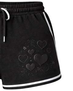 กางเกงขาสั้นผ้าฟลีซพิมพ์ลายหัวใจผู้หญิงสีดำแบบกำหนดเอง พร้อมขอบยางยืดสีขาว ชุดลำลองฤดูร้อนสำหรับพักผ่อน ผู้ผลิตตามสั่ง OEM - Product Image 2