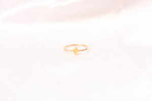 Bague en or jaune massif 18 carats avec diamant jaune naturel fantaisie taille bouclier – Solitaire en pierre précieuse losange avec bande pavée de diamants - Product Image 3