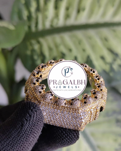 นาฬิกาข้อมือเพชรหรู Pragalbh Jewels รุ่น Iced Out หน้าปัดลายหัวกะโหลก ตัวเรือนสแตนเลสสตีล ระบบควอตซ์ สำหรับผู้ชาย - Product Image 2