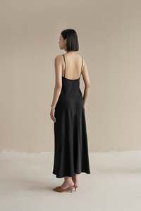 Robe midi élégante pour femme en satin de soie noir, bretelles spaghetti, sans col, coupe ample, respirante, simple, pour l'été et le quotidien - Product Image 3