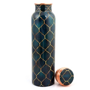 Hermosa Botella de Agua de Cobre Puro con Diseño Estampado Marroquí en Verde Oscuro y Dorado, Perfecta para el Hogar y para Regalos - Product Image 1