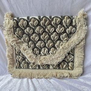 Bolso de mano tipo tote con flecos de conchas de cauri, adornado con motivos tribales, bolso étnico llamativo para mujer, moda boutique de resort. - Product Image 1