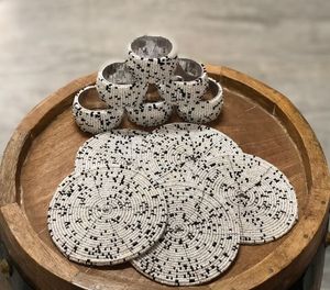 Anneaux de serviette de luxe brodés et perlés avec un design artisanal complexe pour mariages et événements - Product Image 4