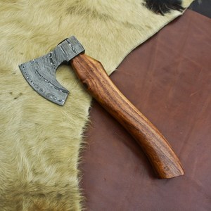Hacha de Estilo Vikingo de Acero de Damasco Forjado a Medida con Mango de Madera y Funda de Cuero, Hacha para Trabajos de Madera OEM Personalizada - Product Image 4