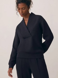Sudadera con Capucha Minimalista Negra con Cuello en V, de Felpa, Corte Regular, Tejida, Color Sólido, 100% Algodón, para Otoño, Diseño Unisex - Product Image 1
