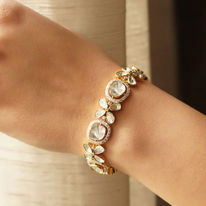 Pulsera de Oro de 14K Glimmer Glee Danta Gems Polki, Joyería de Diseño Tradicional Brillante, Accesorio de Moda Elegante y Ajustable - Product Image 3