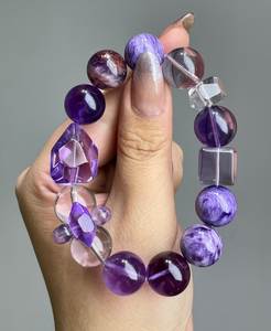 Bracelet en résine artisanal de créateur avec effets tourbillonnants artistiques – Accessoire moderne pour les magasins de mode - Product Image 1