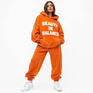 Survêtement à capuche personnalisé en molleton de coton épais pour femme, avec impression en relief et joggers en molleton bouclette à coutures apparentes - Product Image 1