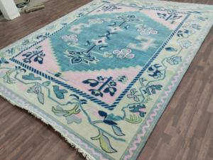 Tapis en laine noué à la main de style Oushak turc traditionnel, motif floral pastel, tapis de luxe fait main pour la décoration du salon et de la chambre. - Product Image 3