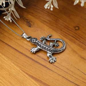 Collier pendentif lézard/gecko en laiton, finition argent oxydé, motif animal tribal, bijoux bohèmes reptiles - Product Image 3
