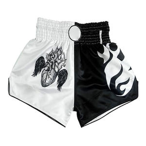 Shorts de Muay Thai personnalisés noir et rouge en satin premium, pantalons de kickboxing, vente en gros, patchwork tribal, ourlet incurvé, vêtements d'entraînement de boxe - Product Image 3