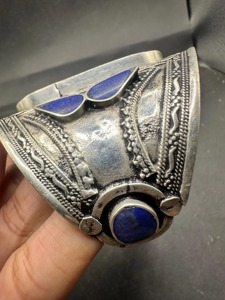 Pulsera ornamental con dijes de monedas tribales afganas, con cascabeles y colgantes de monedas detallados, para danza del vientre. - Product Image 5