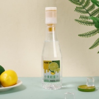 Gebotteld klein groen mandarijnenhoningwater, natuurlijke, schone ingrediënten, bronfabrikant