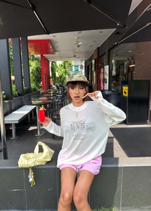 T-shirt blanc à manches longues pour femme, pull style streetwear, impression de logo personnalisée ; fabriqué au Vietnam. - Product Image 5
