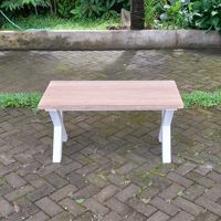 Table basse rectangulaire mobile moderne à pieds croisés en teck massif, finition blanchie, modèle TAB23 pour salon