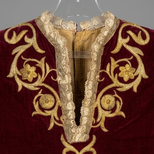 Casulla Católica de Terciopelo Borgoña de Lujo con Monograma IHS Bordado con Hilos de Oro, Vestimenta Litúrgica para Sacerdotes y Clérigos - Product Image 3