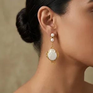 Boucles d'oreilles tendance en perles d'eau douce authentiques, plaqué or laiton, faites à la main, longues et pendantes, bijoux de mode à prix bas pour la vente en gros - Product Image 3