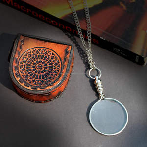 Collier loupe finition argent style antique pendentif loupe optique avec chaîne en laiton et étui en cuir - Product Image 1