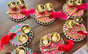 Exquisito conjunto de thalis decorativos hechos a mano con un impresionante patrón floral de loto, perfecto para guardar kumkum y chawal. - Product Image 2