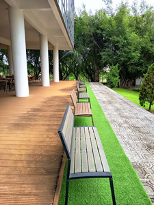 Banco moderno para patio exterior con estructura de acero y asiento de madera para área de terraza de jardín - Product Image 4