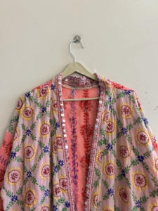 เสื้อคลุมกิโมโนปักมือแบบดั้งเดิม ของขวัญสำหรับเพื่อนเจ้าสาว - Product Image 3