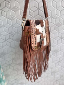 Bolso Bandolera de Cuero Auténtico Hecho a Mano con Flecos y Grabado Artesanal Estilo Bohemio Gitano, con Pelo de Vaca, Venta al por Mayor - Product Image 2
