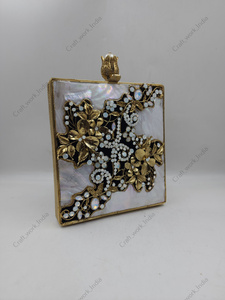 Sac de soirée de luxe fait main en laiton et nacre avec motif floral métallique, idéal pour les mariages et événements spéciaux - Product Image 2